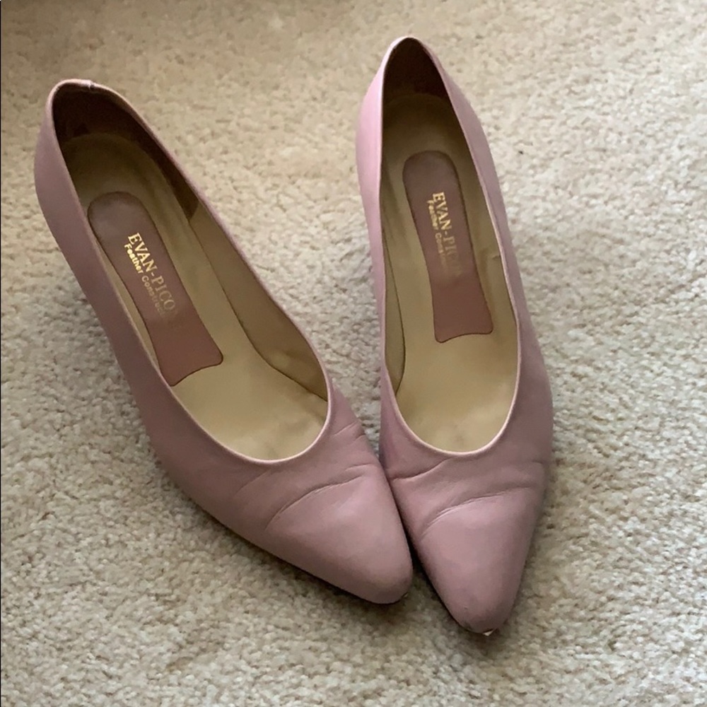 Beautiful feather construction kitten heel